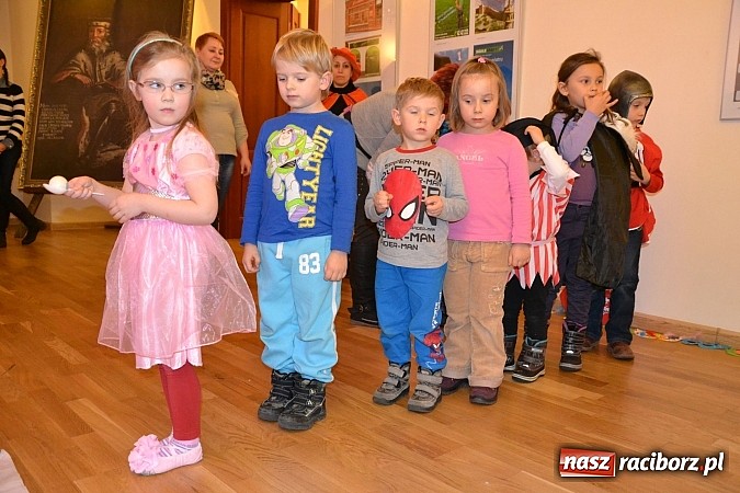 Zdjęcie w galerii na portalu naszraciborz.pl: Fantastyczna Zamkowa Noc z Książką. Szalona zabawa wiadomości z regionu