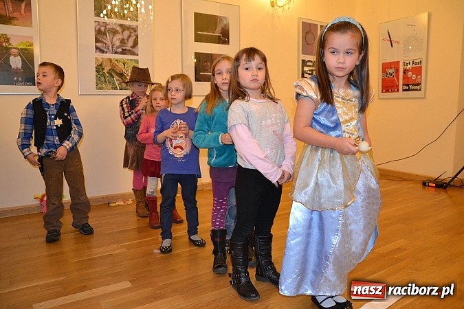 Zdjęcie w galerii na portalu naszraciborz.pl: Fantastyczna Zamkowa Noc z Książką. Szalona zabawa wiadomości z regionu