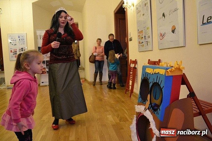 Zdjęcie w galerii na portalu naszraciborz.pl: Fantastyczna Zamkowa Noc z Książką. Szalona zabawa wiadomości z regionu