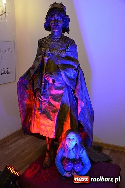 Zdjęcie w galerii na portalu naszraciborz.pl: Fantastyczna Zamkowa Noc z Książką. Szalona zabawa wiadomości z regionu