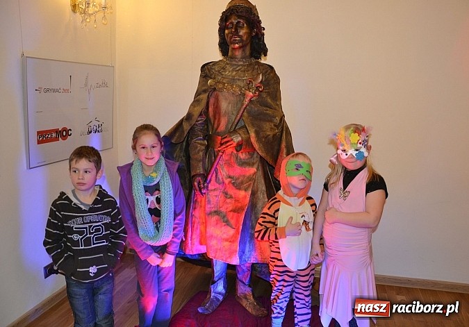 Zdjęcie w galerii na portalu naszraciborz.pl: Fantastyczna Zamkowa Noc z Książką. Szalona zabawa wiadomości z regionu