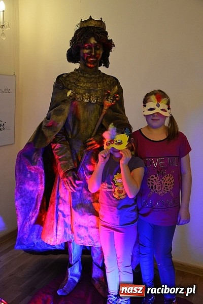 Zdjęcie w galerii na portalu naszraciborz.pl: Fantastyczna Zamkowa Noc z Książką. Szalona zabawa wiadomości z regionu