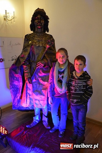 Zdjęcie w galerii na portalu naszraciborz.pl: Fantastyczna Zamkowa Noc z Książką. Szalona zabawa wiadomości z regionu