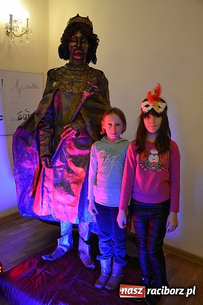 Zdjęcie w galerii na portalu naszraciborz.pl: Fantastyczna Zamkowa Noc z Książką. Szalona zabawa wiadomości z regionu