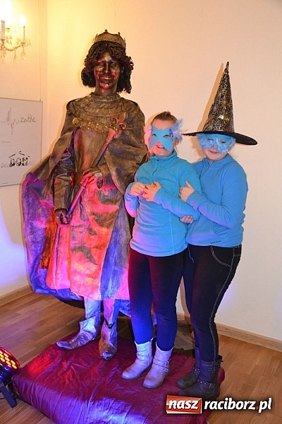 Zdjęcie w galerii na portalu naszraciborz.pl: Fantastyczna Zamkowa Noc z Książką. Szalona zabawa wiadomości z regionu