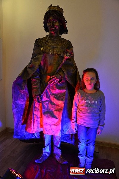 Zdjęcie w galerii na portalu naszraciborz.pl: Fantastyczna Zamkowa Noc z Książką. Szalona zabawa wiadomości z regionu