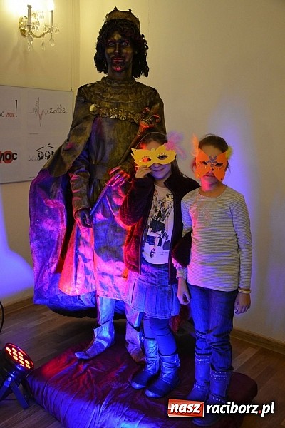 Zdjęcie w galerii na portalu naszraciborz.pl: Fantastyczna Zamkowa Noc z Książką. Szalona zabawa wiadomości z regionu