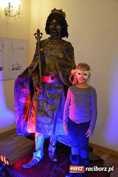 Zdjęcie w galerii na portalu naszraciborz.pl: Fantastyczna Zamkowa Noc z Książką. Szalona zabawa wiadomości z regionu