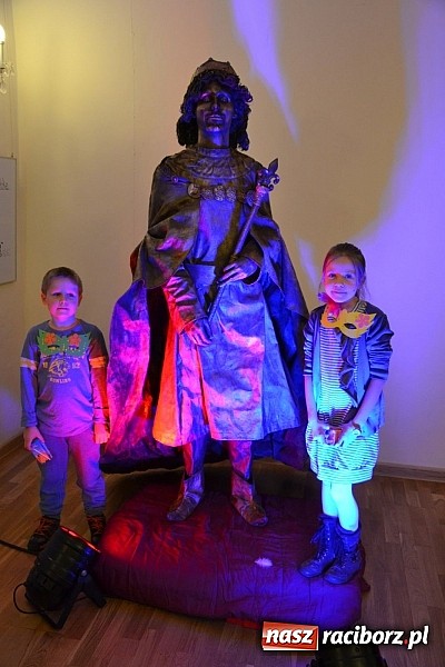 Zdjęcie w galerii na portalu naszraciborz.pl: Fantastyczna Zamkowa Noc z Książką. Szalona zabawa wiadomości z regionu