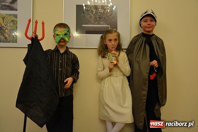 Zdjęcie w galerii na portalu naszraciborz.pl: Fantastyczna Zamkowa Noc z Książką. Szalona zabawa wiadomości z regionu