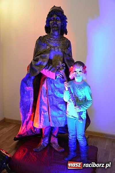 Zdjęcie w galerii na portalu naszraciborz.pl: Fantastyczna Zamkowa Noc z Książką. Szalona zabawa wiadomości z regionu