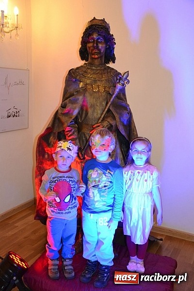 Zdjęcie w galerii na portalu naszraciborz.pl: Fantastyczna Zamkowa Noc z Książką. Szalona zabawa wiadomości z regionu