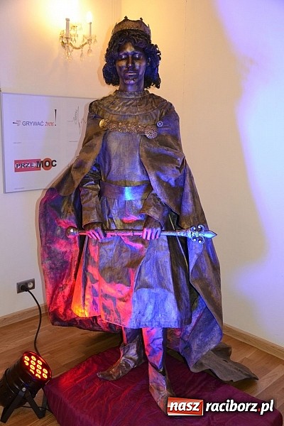 Zdjęcie w galerii na portalu naszraciborz.pl: Fantastyczna Zamkowa Noc z Książką. Szalona zabawa wiadomości z regionu