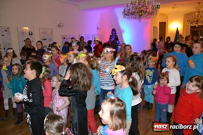 Zdjęcie w galerii na portalu naszraciborz.pl: Fantastyczna Zamkowa Noc z Książką. Szalona zabawa wiadomości z regionu