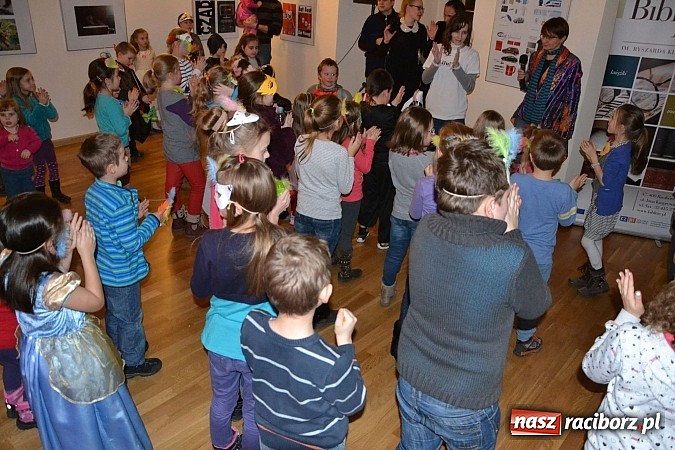 Zdjęcie w galerii na portalu naszraciborz.pl: Fantastyczna Zamkowa Noc z Książką. Szalona zabawa wiadomości z regionu