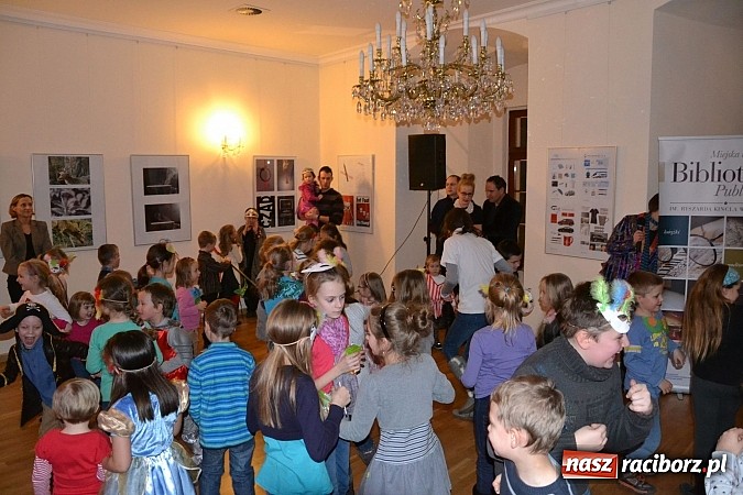 Zdjęcie w galerii na portalu naszraciborz.pl: Fantastyczna Zamkowa Noc z Książką. Szalona zabawa wiadomości z regionu