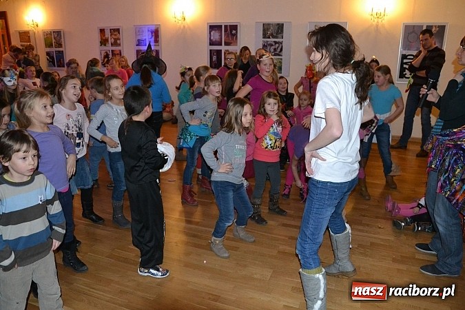 Zdjęcie w galerii na portalu naszraciborz.pl: Fantastyczna Zamkowa Noc z Książką. Szalona zabawa wiadomości z regionu