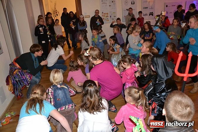 Zdjęcie w galerii na portalu naszraciborz.pl: Fantastyczna Zamkowa Noc z Książką. Szalona zabawa wiadomości z regionu