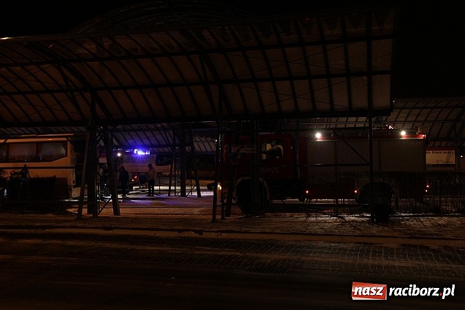 Zdjęcie w galerii na portalu naszraciborz.pl: Strażacy gasili pożar autobusu na dworcu PKS wiadomości z regionu