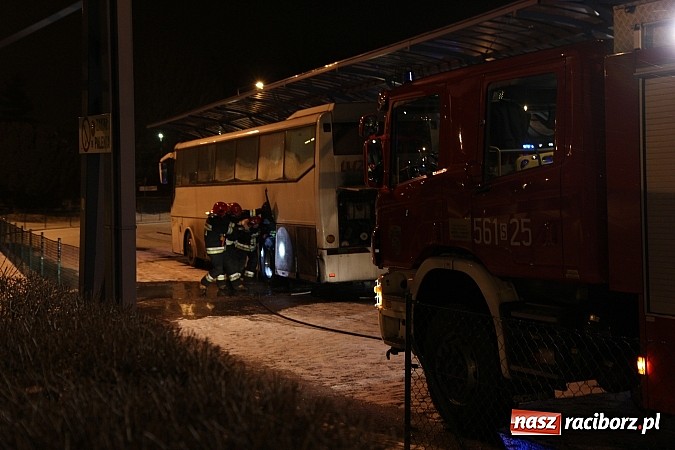 Zdjęcie w galerii na portalu naszraciborz.pl: Strażacy gasili pożar autobusu na dworcu PKS wiadomości z regionu