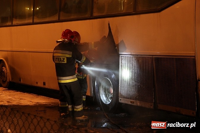 Zdjęcie w galerii na portalu naszraciborz.pl: Strażacy gasili pożar autobusu na dworcu PKS wiadomości z regionu