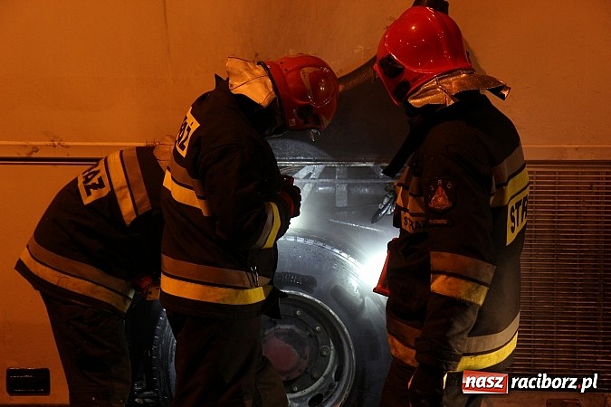 Zdjęcie w galerii na portalu naszraciborz.pl: Strażacy gasili pożar autobusu na dworcu PKS wiadomości z regionu