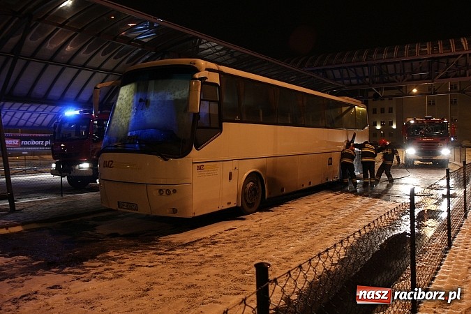 Zdjęcie w galerii na portalu naszraciborz.pl: Strażacy gasili pożar autobusu na dworcu PKS wiadomości z regionu