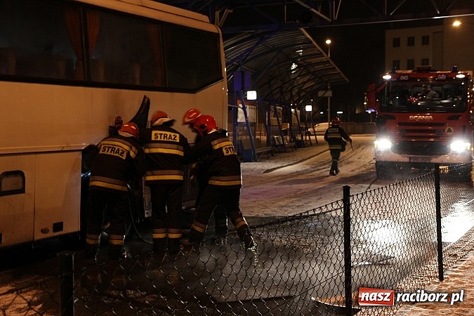 Zdjęcie w galerii na portalu naszraciborz.pl: Strażacy gasili pożar autobusu na dworcu PKS wiadomości z regionu