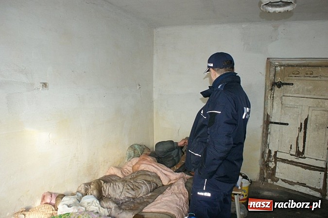 Zdjęcie w galerii na portalu naszraciborz.pl: Raciborscy policjanci pomagają bezdomnym wiadomości z regionu