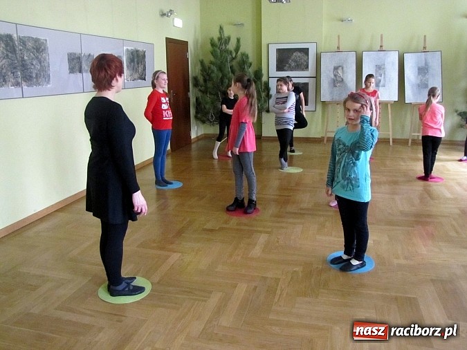 Zdjęcie w galerii na portalu naszraciborz.pl: W Dniu Teatru postawili na ruch i fantazję wiadomości z regionu