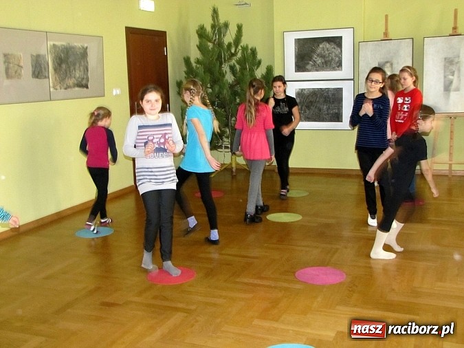 Zdjęcie w galerii na portalu naszraciborz.pl: W Dniu Teatru postawili na ruch i fantazję wiadomości z regionu