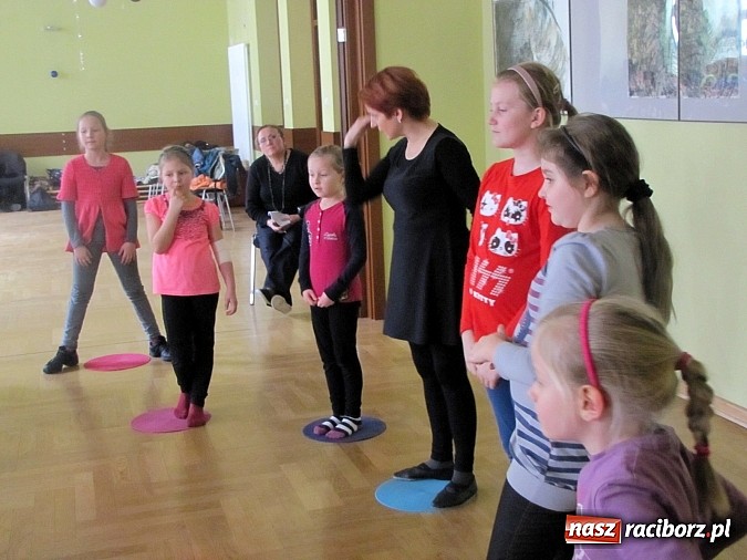 Zdjęcie w galerii na portalu naszraciborz.pl: W Dniu Teatru postawili na ruch i fantazję wiadomości z regionu