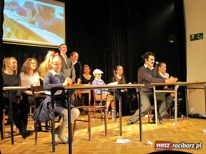 Zdjęcie w galerii na portalu naszraciborz.pl: Podsumowanie warsztat&oacute;w w MDK. Piosenki Kabaretu Starszych Pan&oacute;w w nowej odsłonie wiadomości z regionu