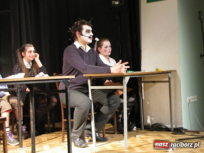 Zdjęcie w galerii na portalu naszraciborz.pl: Podsumowanie warsztat&oacute;w w MDK. Piosenki Kabaretu Starszych Pan&oacute;w w nowej odsłonie wiadomości z regionu