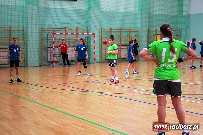 Zdjęcie w galerii na portalu naszraciborz.pl: V Turniej Piłki Ręcznej Juniorek wiadomości z regionu