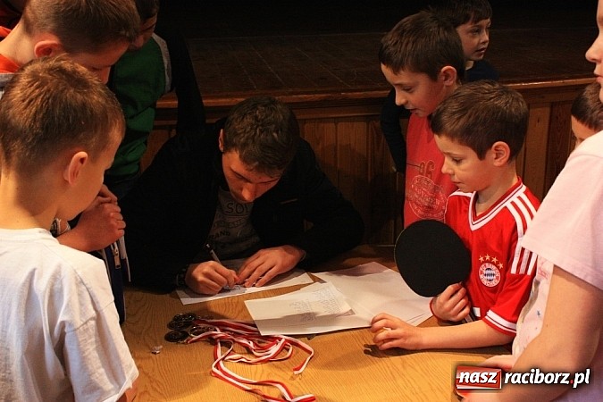 Zdjęcie w galerii na portalu naszraciborz.pl: Dzieci zmierzyły się z opiekunami w tenisie stołowym wiadomości z regionu