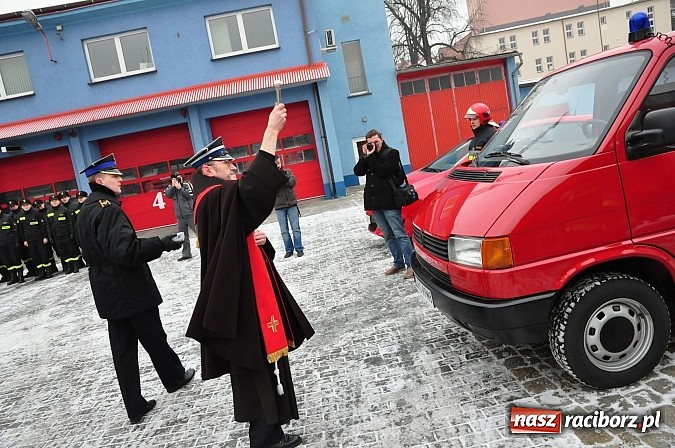 Zdjęcie w galerii na portalu naszraciborz.pl: Strażacy bogatsi o trzy wozy. Dziś odbyło się uroczyste poświęcenie wiadomości z regionu