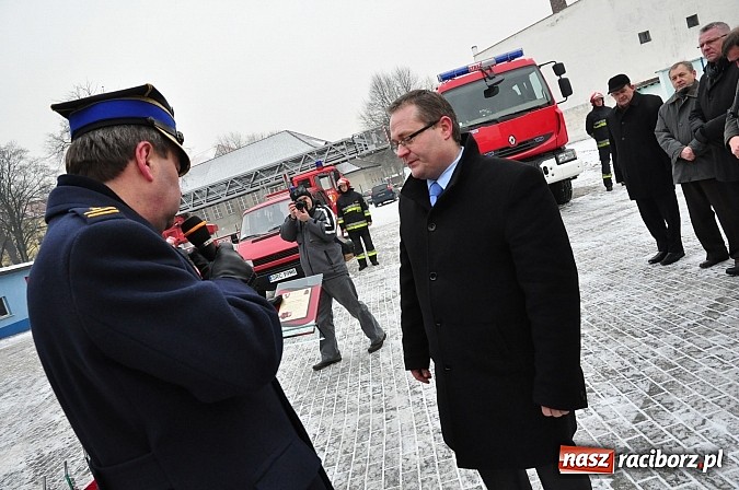 Zdjęcie w galerii na portalu naszraciborz.pl: Strażacy bogatsi o trzy wozy. Dziś odbyło się uroczyste poświęcenie wiadomości z regionu