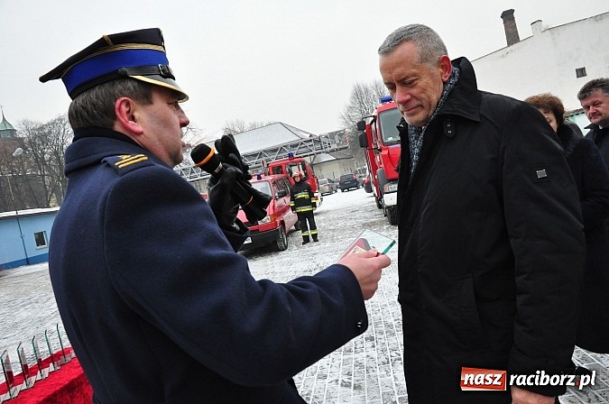Zdjęcie w galerii na portalu naszraciborz.pl: Strażacy bogatsi o trzy wozy. Dziś odbyło się uroczyste poświęcenie wiadomości z regionu