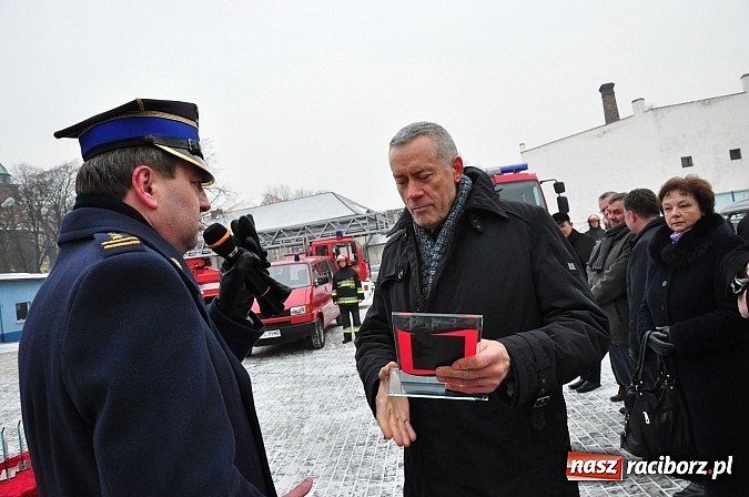 Zdjęcie w galerii na portalu naszraciborz.pl: Strażacy bogatsi o trzy wozy. Dziś odbyło się uroczyste poświęcenie wiadomości z regionu