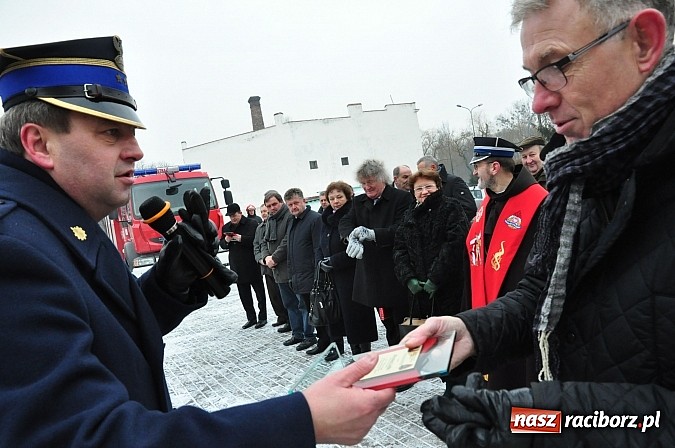 Zdjęcie w galerii na portalu naszraciborz.pl: Strażacy bogatsi o trzy wozy. Dziś odbyło się uroczyste poświęcenie wiadomości z regionu