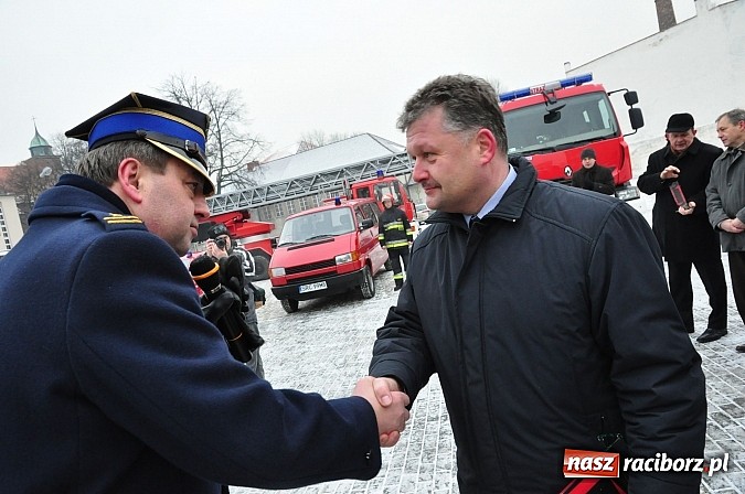 Zdjęcie w galerii na portalu naszraciborz.pl: Strażacy bogatsi o trzy wozy. Dziś odbyło się uroczyste poświęcenie wiadomości z regionu
