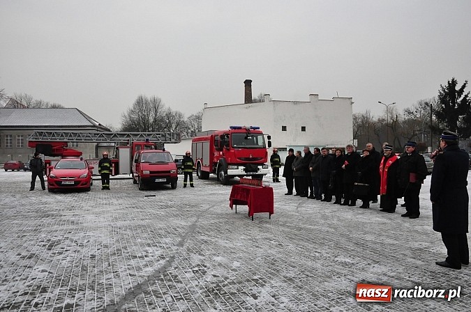 Zdjęcie w galerii na portalu naszraciborz.pl: Strażacy bogatsi o trzy wozy. Dziś odbyło się uroczyste poświęcenie wiadomości z regionu