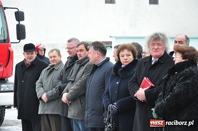 Zdjęcie w galerii na portalu naszraciborz.pl: Strażacy bogatsi o trzy wozy. Dziś odbyło się uroczyste poświęcenie wiadomości z regionu