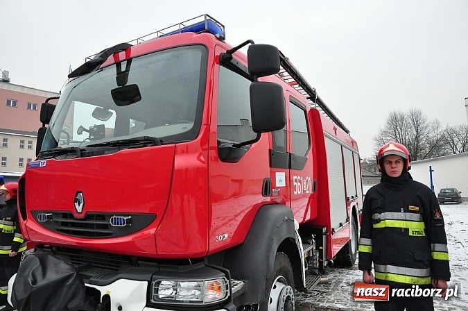Zdjęcie w galerii na portalu naszraciborz.pl: Strażacy bogatsi o trzy wozy. Dziś odbyło się uroczyste poświęcenie wiadomości z regionu