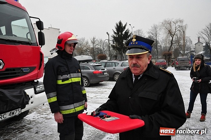 Zdjęcie w galerii na portalu naszraciborz.pl: Strażacy bogatsi o trzy wozy. Dziś odbyło się uroczyste poświęcenie wiadomości z regionu