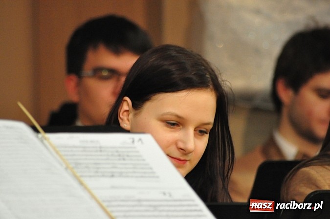 Zdjęcie w galerii na portalu naszraciborz.pl: Koncert noworoczny w Centrum Kultury w Tworkowie wiadomości z regionu