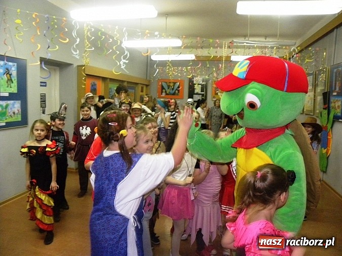 Zdjęcie w galerii na portalu naszraciborz.pl: Biblioteczny bal na zielonym wzgórzu wiadomości z regionu