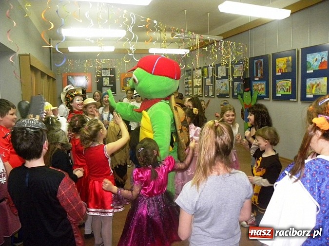 Zdjęcie w galerii na portalu naszraciborz.pl: Biblioteczny bal na zielonym wzgórzu wiadomości z regionu