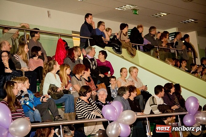 Zdjęcie w galerii na portalu naszraciborz.pl: Taniec zagościł w Arenie Rafako. Pokazy grup z Młodzieżowego Domu Kultury wiadomości z regionu